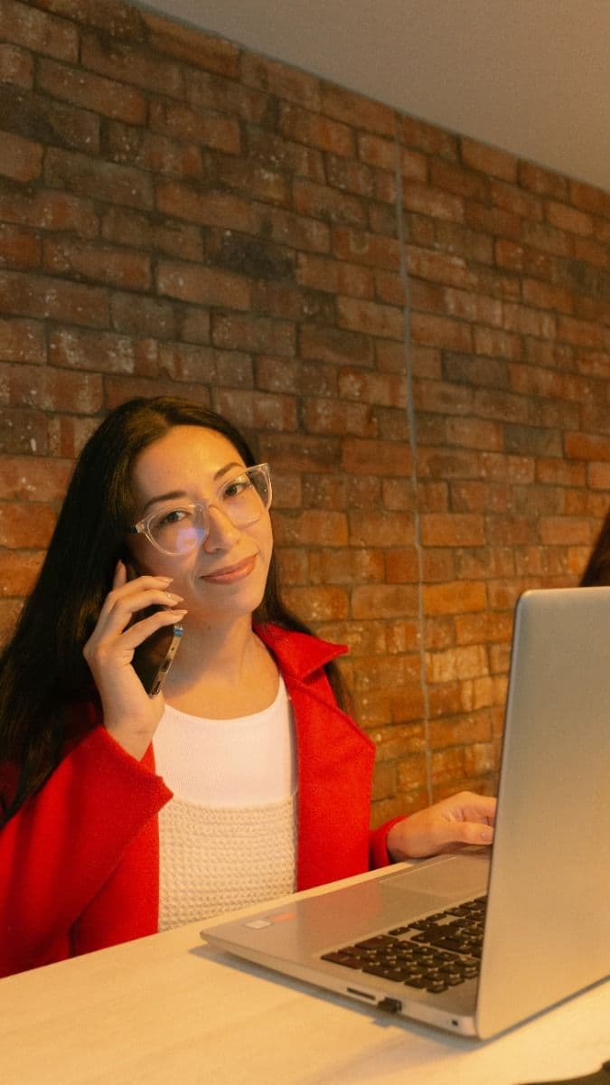 Trabajador de GATOcon celular